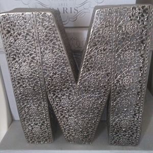 M initial decor